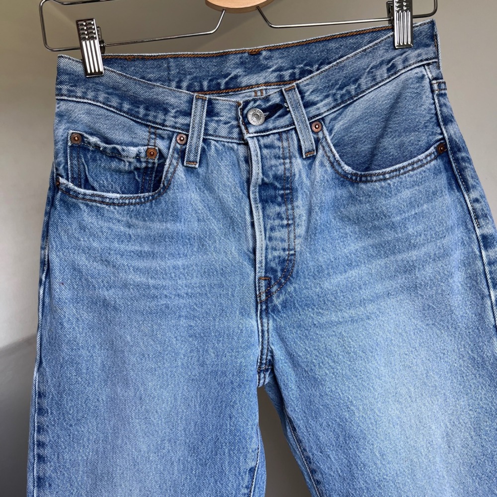 Levi's 501 Original Fit Jeans Size 26 Light Wash Straight Leg Denim Blue - Picture 3 of 8